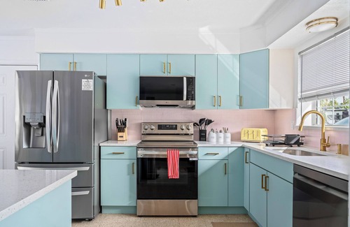 Largo House | WOW 6 BR Ice Cream House, Heated pool, 10 mins to Beach, BBQ, Karaoke, Fire pit