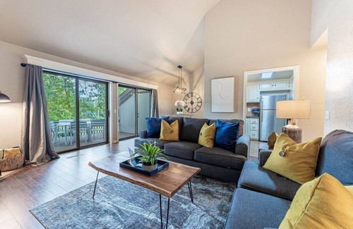 Bella Vista House | WOW! Fully Updated Golf, Biking/Walking Trail Front, Townhome. Bike Storage.