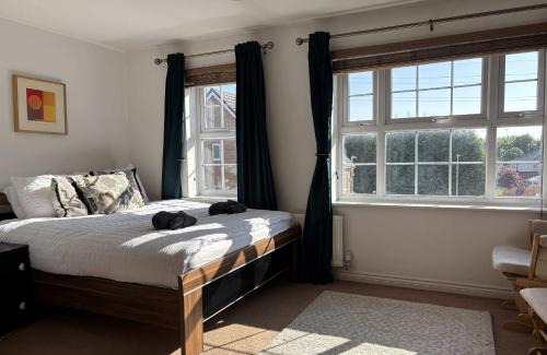 Wednesbury House | WS10 Contractor House 3 Bed 3 Bath with Parking