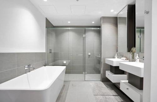 Melbourne Central Business District Apartment | WSP harbour view flat with free parking
