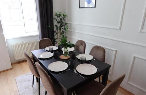 Wahring Apartment | Wunderschöne Altbau-Stil Wohnung