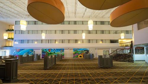 Flint Hotel | Wyndham Flint MI Grand Blanc Bishop Airport Conference Ct
