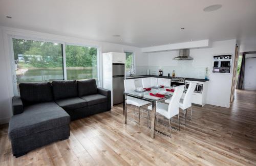 Mauricie Boat Rental | Yacht Club de Trois-Rivières 2 - Maison flottante