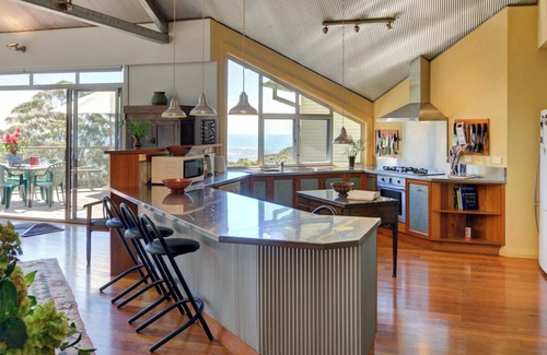 Robertson House | Yarrawa Hill - Art Lovers Retreat with Bush & Ocean Views