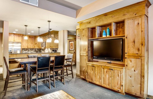 Cle Elum Condo | Year-round outdoor getaway with shared pool, private patio, full kitchen & WiFi