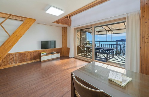 Suwon House | Yeongheungdo Rainbow Ocean View Pension