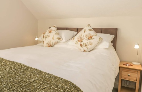 Scalby Cottage | YEW COURT COTTAGE, family friendly, with a garden in Scalby