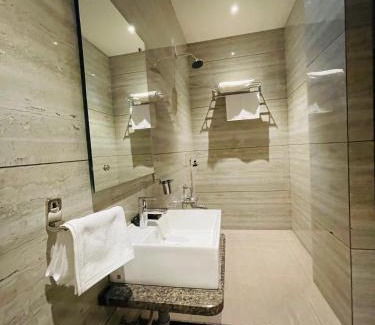 Barsi Hotel | YOGIRAJ EXCLUSIVE LODGE