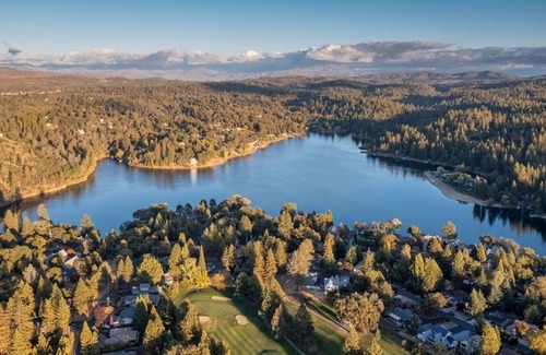 Groveland Cabin | Yosemite Basecamp - Yosemite Basecamp is a Gorgeous Pet-friendly Home Near the Pristine Pine Mountain Lake Golf Course by Redawning