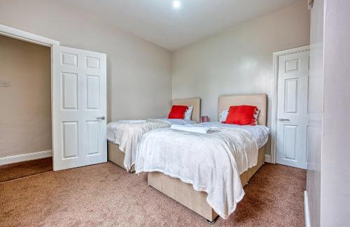 King's Heath House | Your Home to Luxury Home Birmingham Accommodation with Netflix and Superfast WIFI