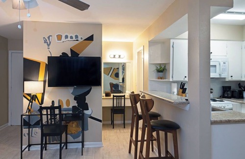 Neartown Apartment | Your Montrose Marshal! Sleeps 18, 9BR, 9BA, 9PA