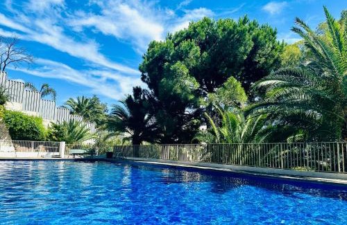 La Croix des Gardes Apartment | Your own luxury floor - Pool, Parking, AC - Palais 5'