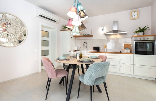 Hvar Old Town Apartment | Yukka ComFor city center apartment with parking