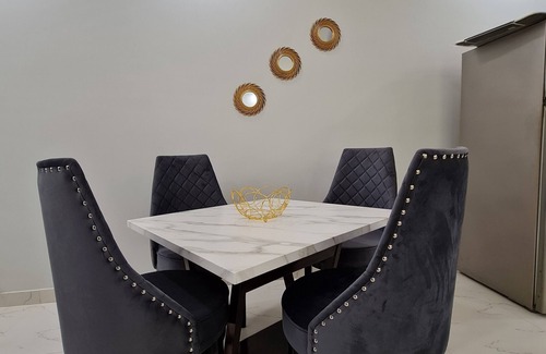 Karachi House | Zaha Home:Najaf Mahal Apt-2br, spacious & cheerful