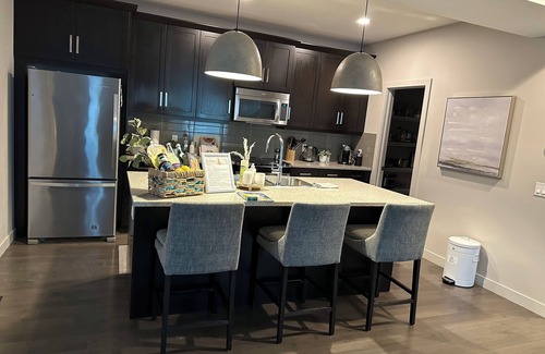 Crescent Heights House | Zen Den: Inner City 4-plex close to DT & Calgary Stampede