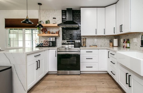 Papago Parkway House | Zen home with heated swimming pool+ Billiards table+ arcade games+ Play station