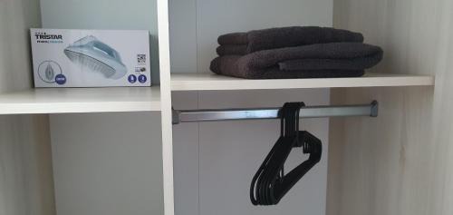 Leverkusen Apartment | Zimmer 2 von 3 mit Gemeinschaftsbad-Küche, 30min Köln Messe Bahnhof, 5min Leverkusen Bahnhof Zentrum