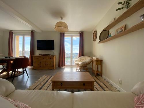 Établissement 3 étoiles avec ASCENSEUR, 3 appartements lumineux vue port avec balcon, 200m de la mer, Wifi Fibre, tous service inclus