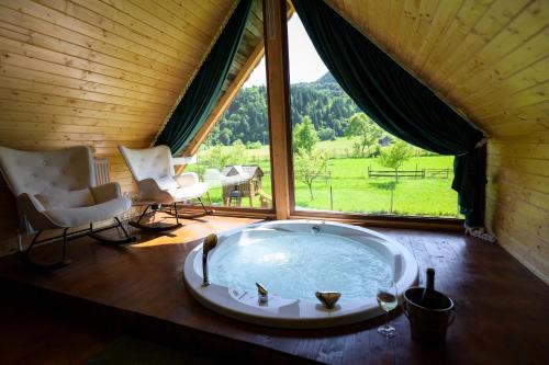 Șura cu Bule- jacuzzi privat