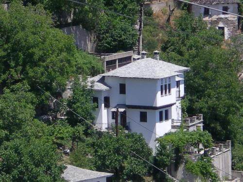 Άνετος χώρος με parking, αυλή και θαυμάσια θέα