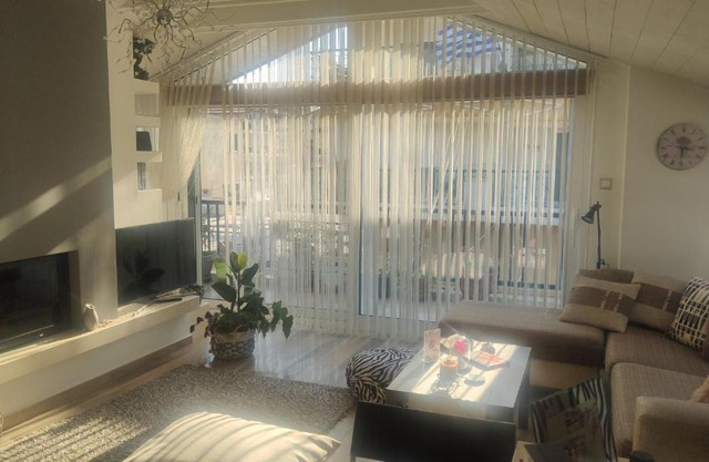 Ηλιόλουστη σοφίτα Scandinavian αισθητικής.