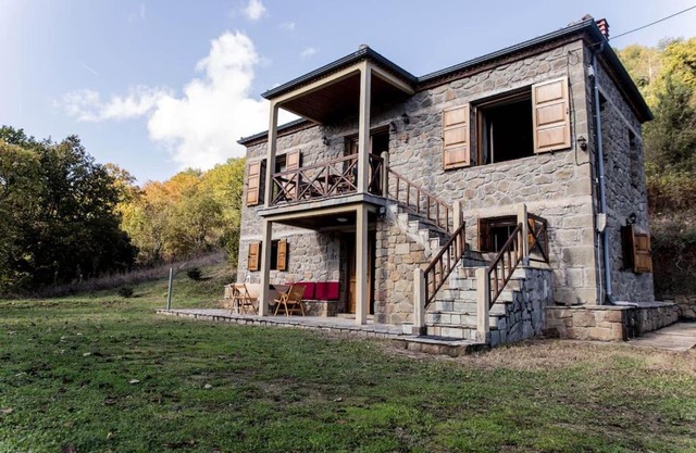 Πέτρινη κατοικία με υπέροχη θέα στο όρος Κόζιακα.