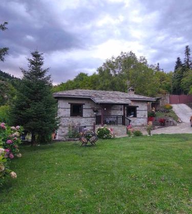 Παραδοσιακή πέτρινη κατοικία στην Βλάχα Ελάτης