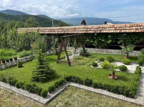 Дом на лоне горы с удобствами и красивым видом на горы и сад