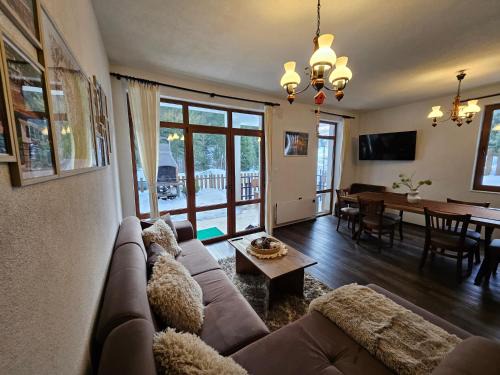 самостоятелна къща Планински перли, дом 1 на 5 мин от ски лифт Стойките, Пампорово