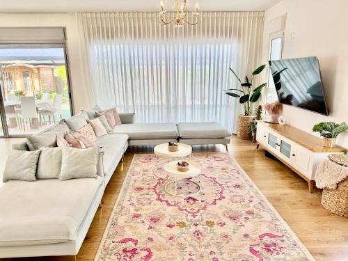 שלווה בגלבוע - וילה מהממת עם ג'קוזי ובריכה בגדעונה