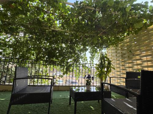 الوسام شقة كبيرة 4 غرف نوم وصالة وشرفة -بلكونة- Large apartment with 4 bedrooms, a living room and a balcony