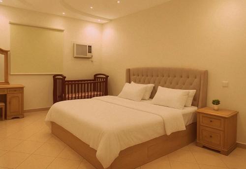 الوسام شقة كبيرة 4 غرف نوم وصالة وشرفة-بلكونة- Large apartment with 4 bedrooms, a living room and a balcony