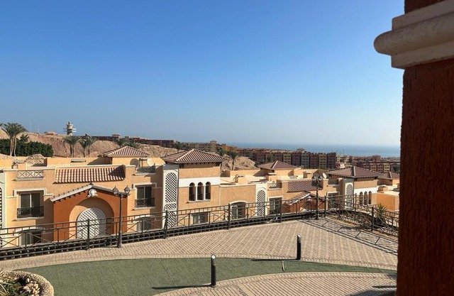 شاليه في بورتو السخنه غرفتين ببلكونه Heaven hills عائلات فقط