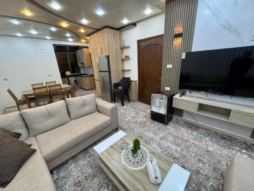 شقه مفروشه حديثة ذات أطلالة جميلة ومكان هادئ