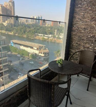 غرفة فندقية بإطلالة على النيل بالعجوزة