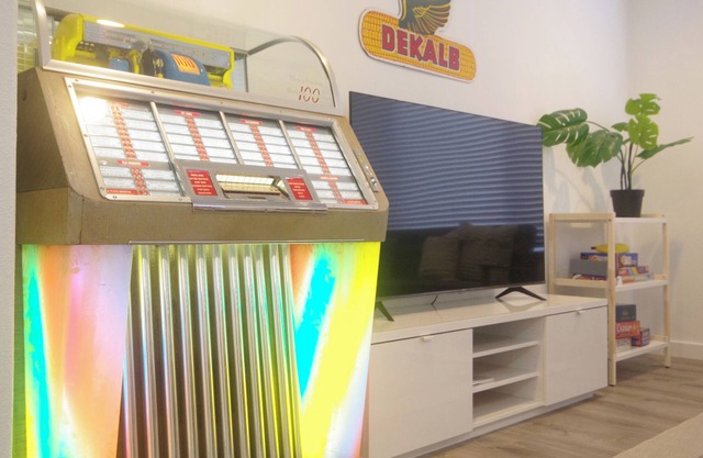 ᗌᗌᗌ Fresh & new 1br. Jukebox, king bed, A/C