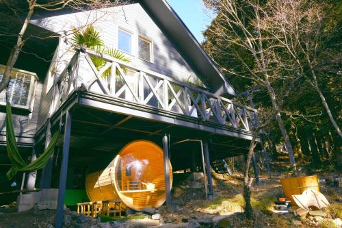 ペット可｜自然に囲まれながらサウナやBBQ｜最大８名｜The No.10河口湖