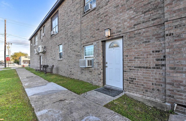 1/2 Mi to Beach: Convenient Retreat in Galveston!