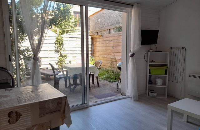 1/2 pers, Charm and comfort, 10 min from ROYAN beaches ! wifi fiber. ANCV. 2*.