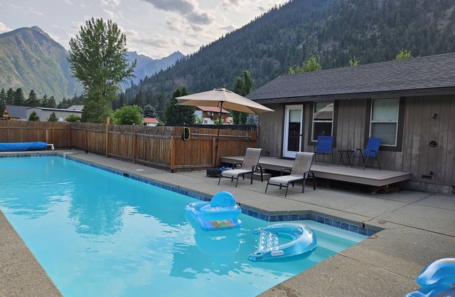 1.5 Miles to Down Town Leavenworth! Walk to hiking trails.