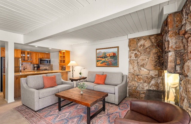 1 Bdrm wth 2 Q Beds, Stonebridge Condos 805, Steps to slopes, Pool & Hot Tubs