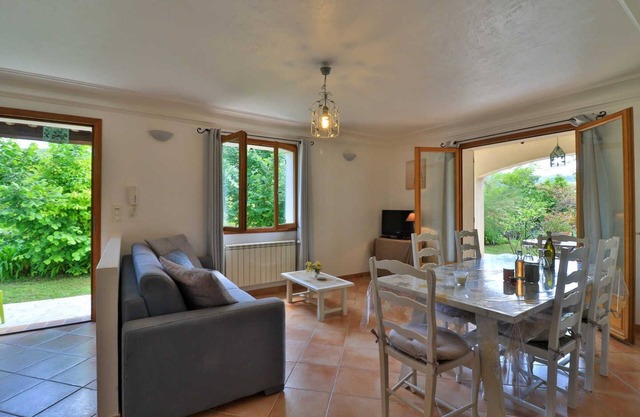 1 Bed Apartment Sleeps 4 -Private Garden & Pets Ok