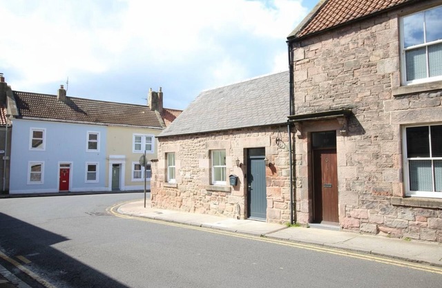 1 Bed Cottage - Plus Sofa Bed - Sleeps 4 - Pets