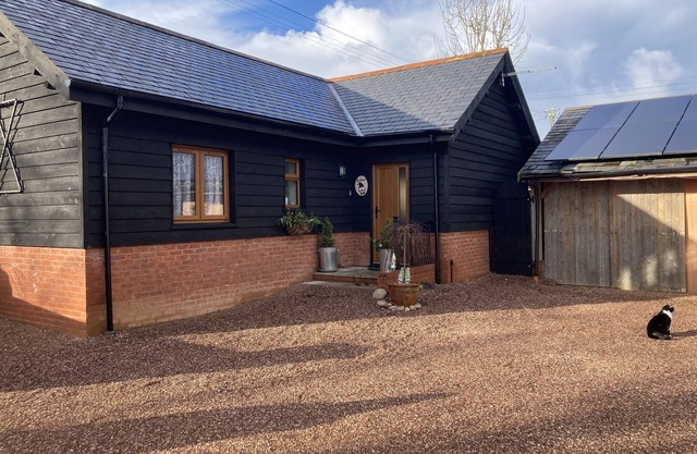 1 Bed Flat - Sleeps 4 - Garden - Parking - Wifi