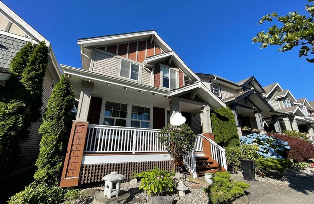 1 bedroom and 1 bath with kitchen in a house in heart of surrey