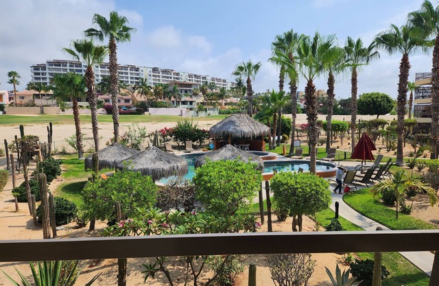 1-bedroom condo. Gated complex with pool. Easy walk to eateries, beach, shops
