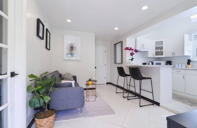 1 Bedroom Resort in the center of Hollywood FL