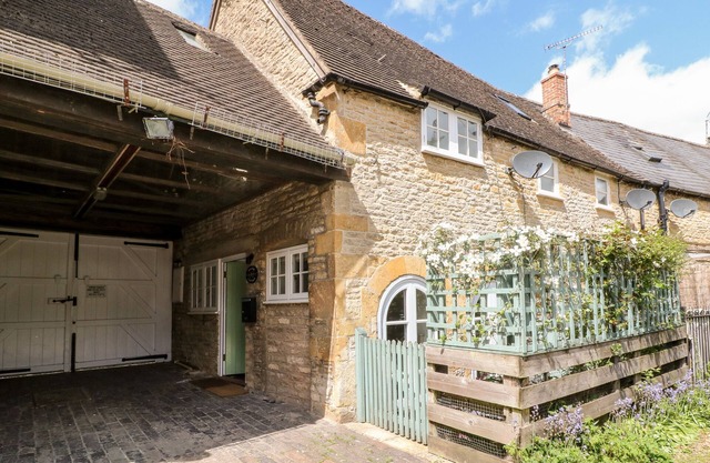 1 MANOR COTTAGE, pet friendly, with a garden in Stow-On-The-Wold