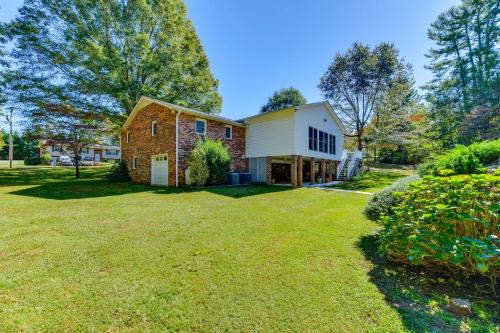 1 Mi to Dtwn Home with Fire Pit and Deck in Hudson!