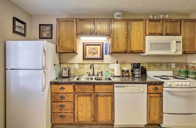 < 1 Mi to Kyle Field: Cozy Studio w/Outdoor Space